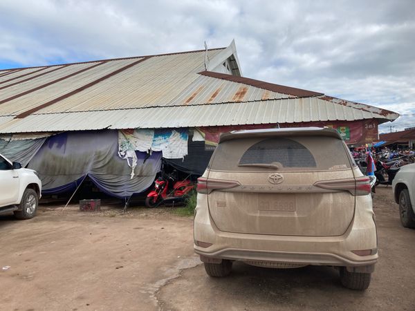 ラオス人民民主共和国・ルアンパバーン「ラオス」の写真：ムアンシン市場。山椒みたいなのとか、3枚...