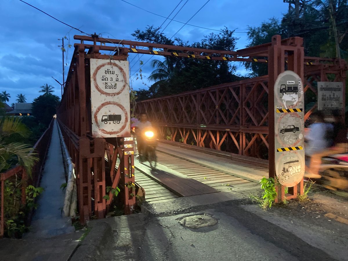 4回目のルアンパバーンですが、ナムカン川にかかるオールドブリッジを初めて歩...
