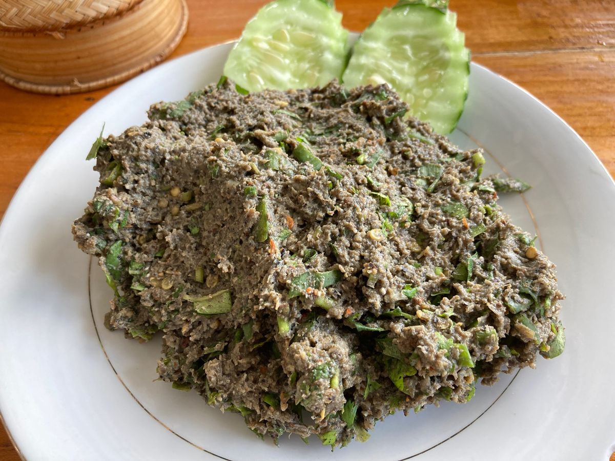 豚肉にライムの葉を揚げたもの、レバーのラープ、ビアラオ。
この水槽欲しい。