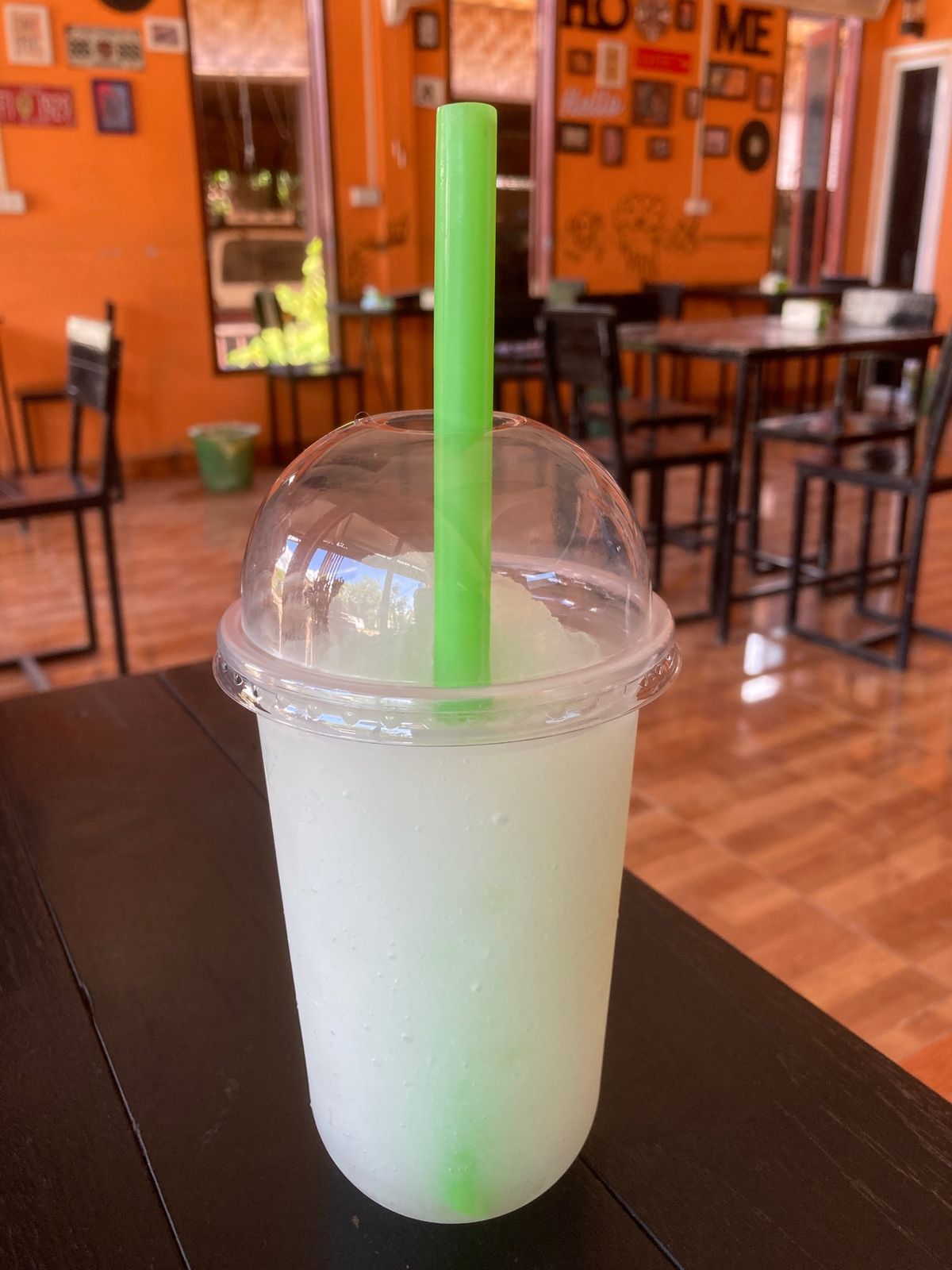 またまたシンダート、ルアンナムターではここが美味しかったです。
朝は市場で...