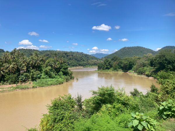 ラオス人民民主共和国・ルアンパバーン「ラオス」の写真：空港とメコン川の間の辺り(かなりアバウト...