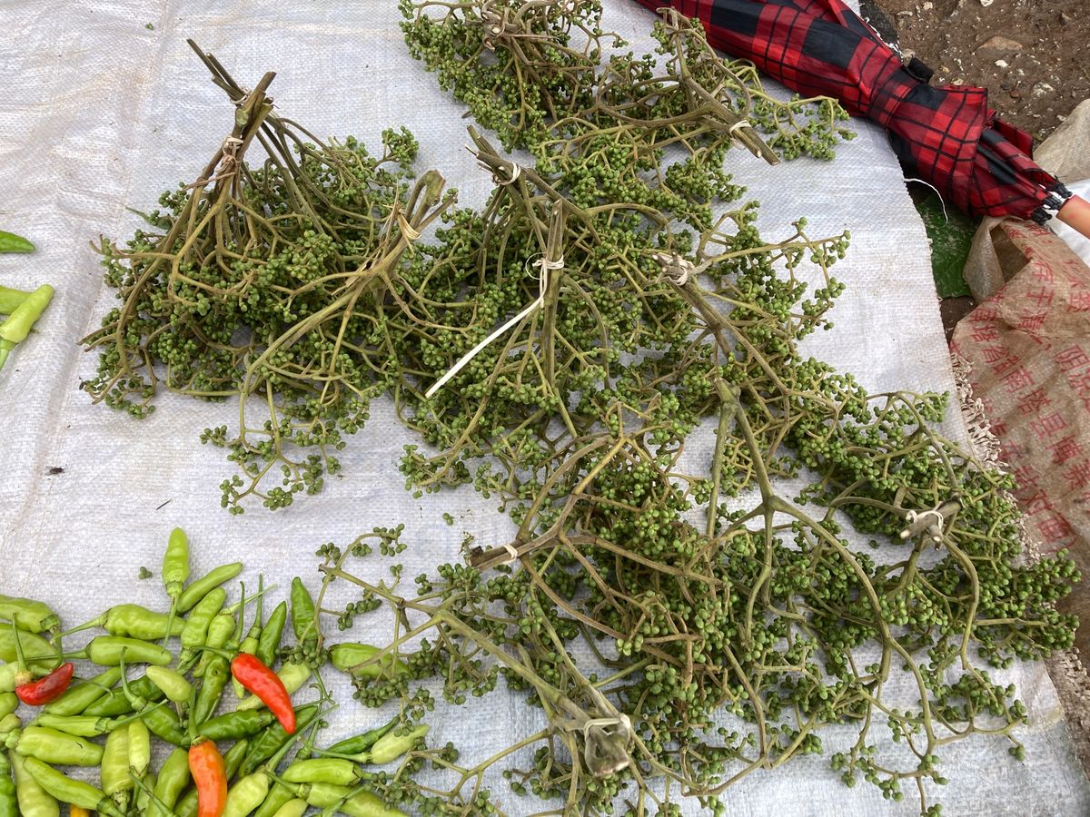 ムアンシン市場。山椒みたいなのとか、3枚目のミアンカムとか、4枚目のカオニ...