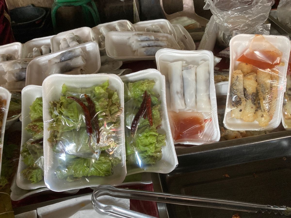 ムアンシン市場。山椒みたいなのとか、3枚目のミアンカムとか、4枚目のカオニ...