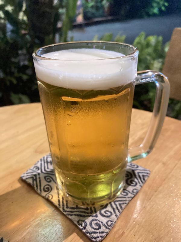 ラオス人民民主共和国・ルアンパバーン「ラオス」の写真：ルアンパバーン
ハッピーアワーで生ビアラ...