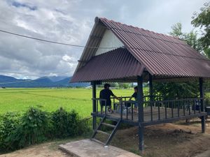 町を散策しつつ、レストランへ。
小たくさん並んでおり、それぞれの小屋にスピ...