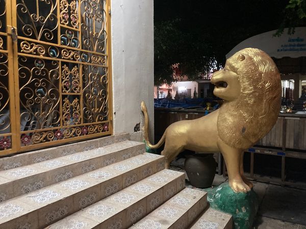 ラオス人民民主共和国・ルアンパバーン「ラオス」の写真：初めて見た振り返る獅子の狛犬？左右どちら...