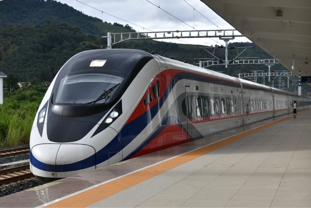 ラオス高速鉄道。全てが中国に支配されてる感がすごい。手荷物検査あります。
...