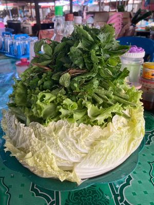 朝食はやはり市場でカオソーイ。自由に入れられる野菜もきれいに盛り付けられて...