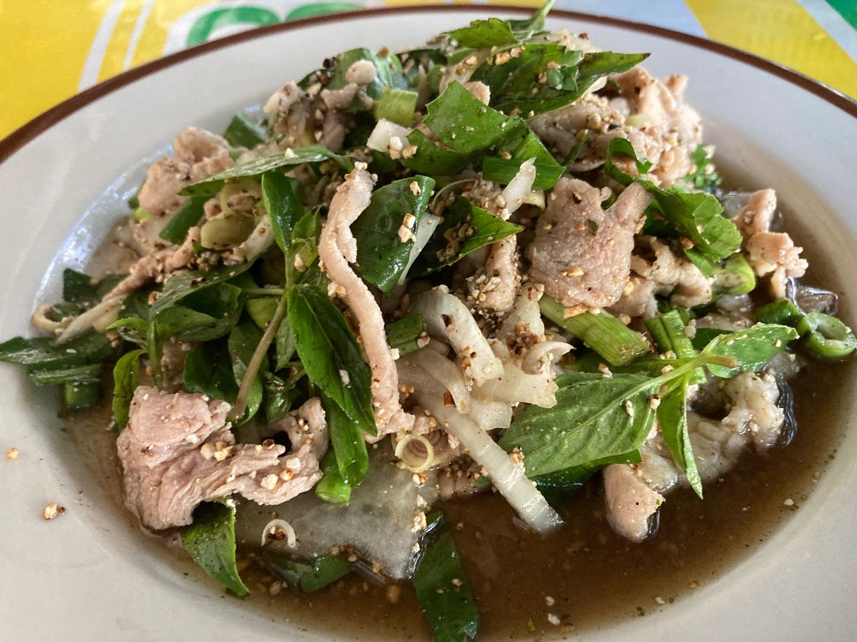 かなり暑い中での街中散策後の冷えたビアラオが美味い！おつまみのラープムー(...