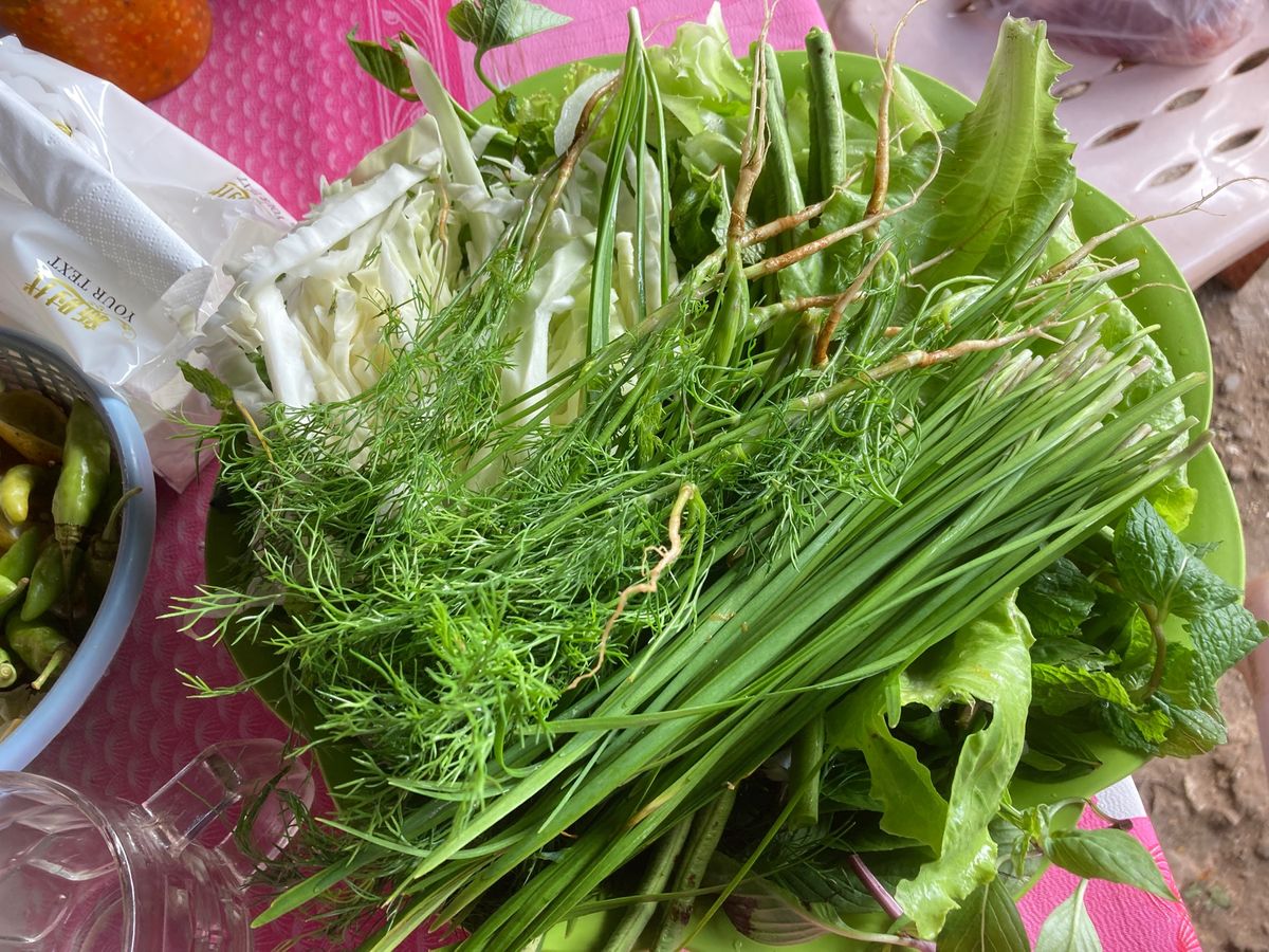 その後ムアンシン市場で食べたカオソーイ。4枚目は初日のお店でカオソーイの細...