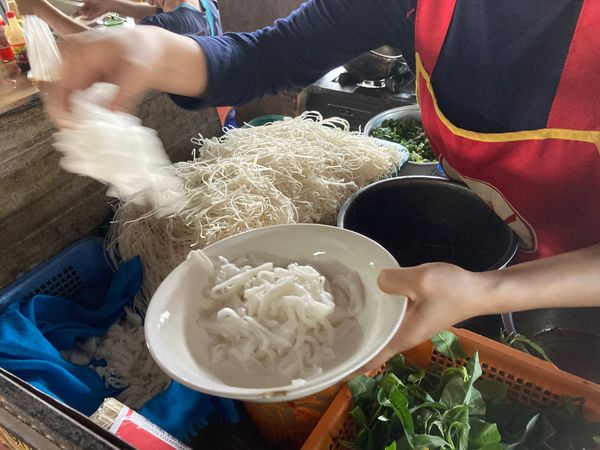 ラオス人民民主共和国・ルアンパバーン「ラオス」の写真：朝食はムアンシン市場で。カオソーイなどを...