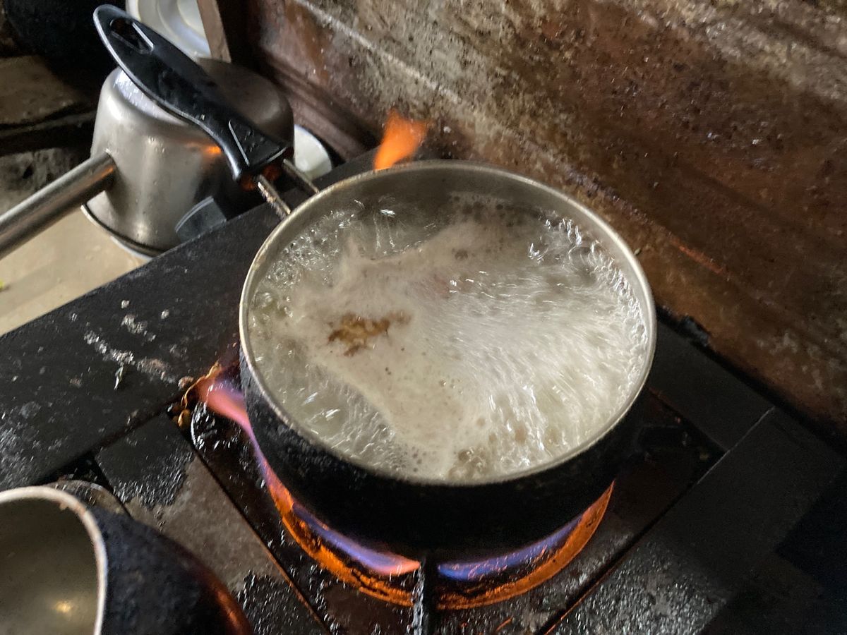 朝食はムアンシン市場で。カオソーイなどを出すお店がたくさん並んでいます。そ...