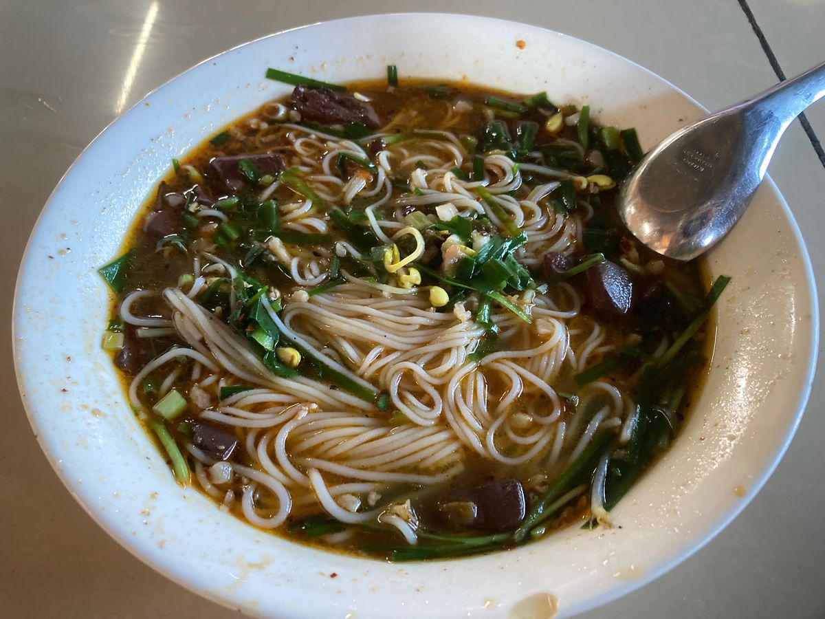 その後ムアンシン市場で食べたカオソーイ。4枚目は初日のお店でカオソーイの細...