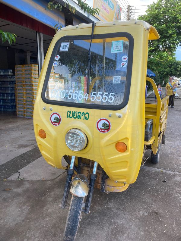 ラオス人民民主共和国・ルアンパバーン「ラオス」の写真：ルアンナムター。
配達用ビアラオ号。
夜...