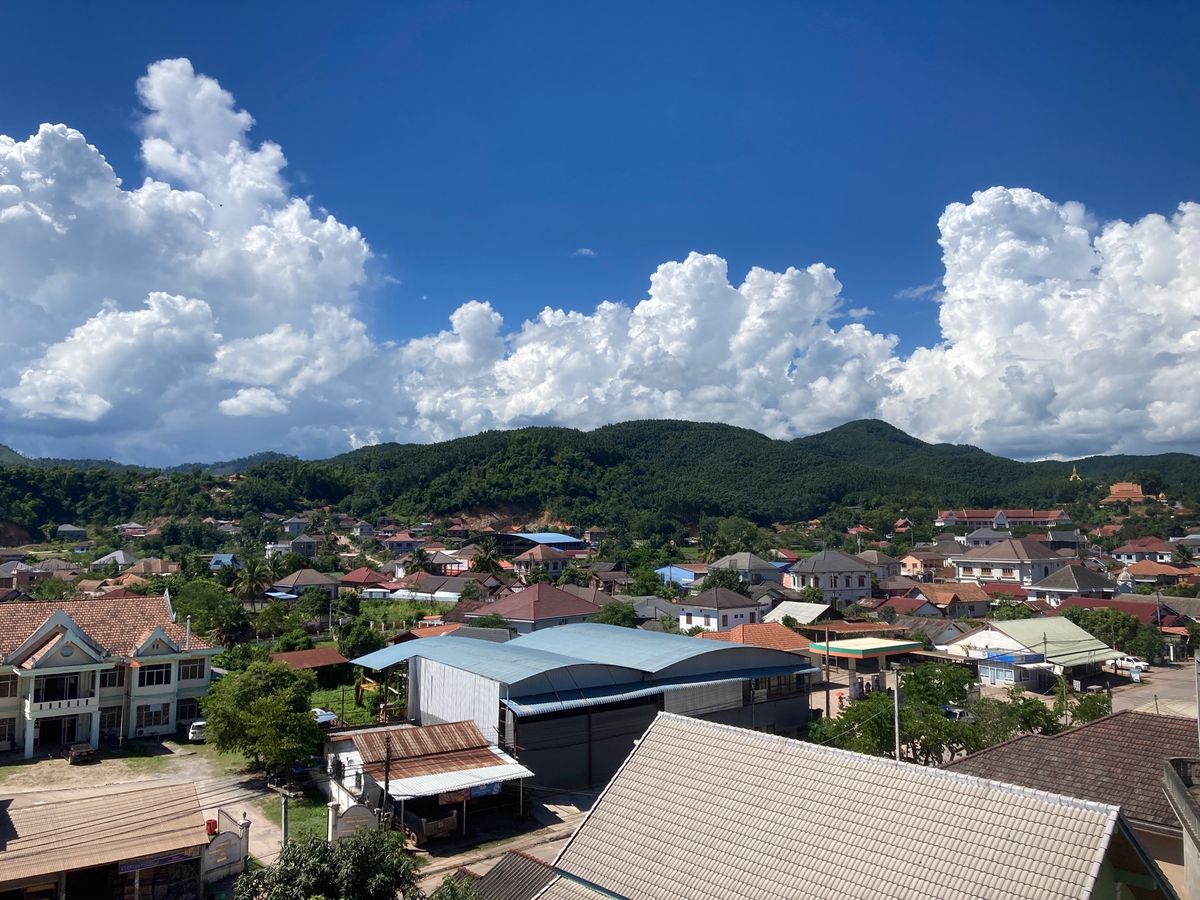 ムアンシンからルアンナムターへ。市場近くで適度なゲストハウスを探すが、受付...