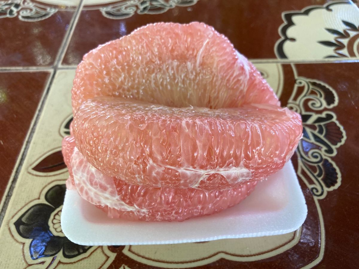 朝食はやはり市場でカオソーイ。自由に入れられる野菜もきれいに盛り付けられて...