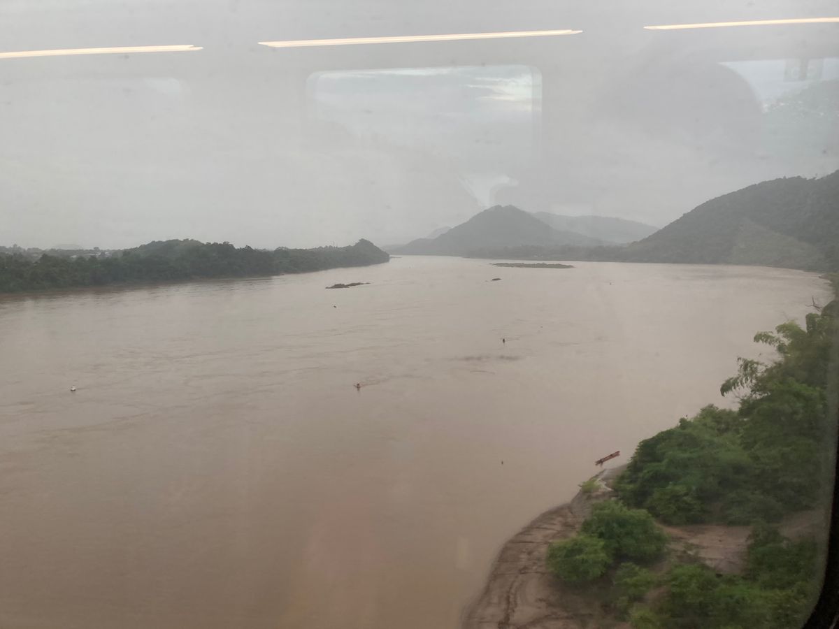 ラオス高速鉄道。全てが中国に支配されてる感がすごい。手荷物検査あります。
...