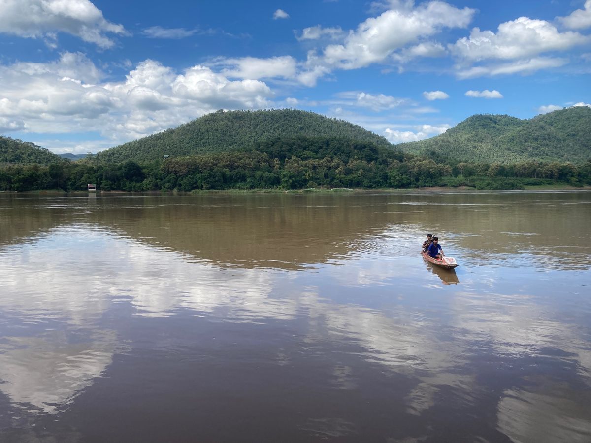 ルアンパバーン
こちらの地区のお土産物屋さんは観光客が少なくのんびりです。...
