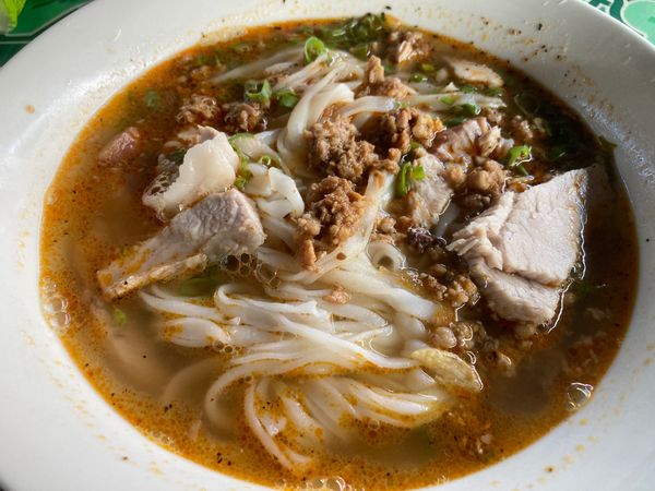 ラオス人民民主共和国・ルアンパバーン「ラオス」の写真：朝食はやはり市場でカオソーイ。自由に入れ...