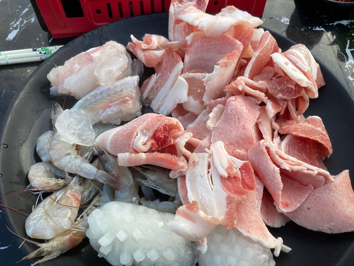 かなり暑い中での街中散策後の冷えたビアラオが美味い！おつまみのラープムー(...