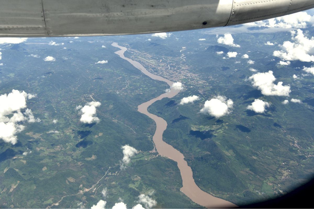 ラオスカイウェイでビエンチャンからルアンナムターまで中国製のMA40で移動...