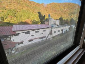 初民宿
私たちが泊まった部屋は
下すぐ隣に線路があって
電車が通るのが見れ...
