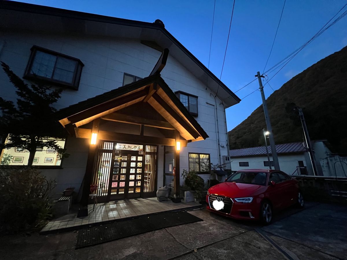 初民宿
私たちが泊まった部屋は
下すぐ隣に線路があって
電車が通るのが見れ...