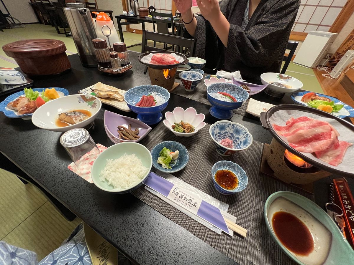 初民宿
私たちが泊まった部屋は
下すぐ隣に線路があって
電車が通るのが見れ...