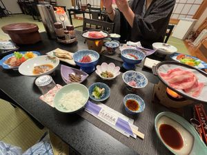初民宿
私たちが泊まった部屋は
下すぐ隣に線路があって
電車が通るのが見れ...