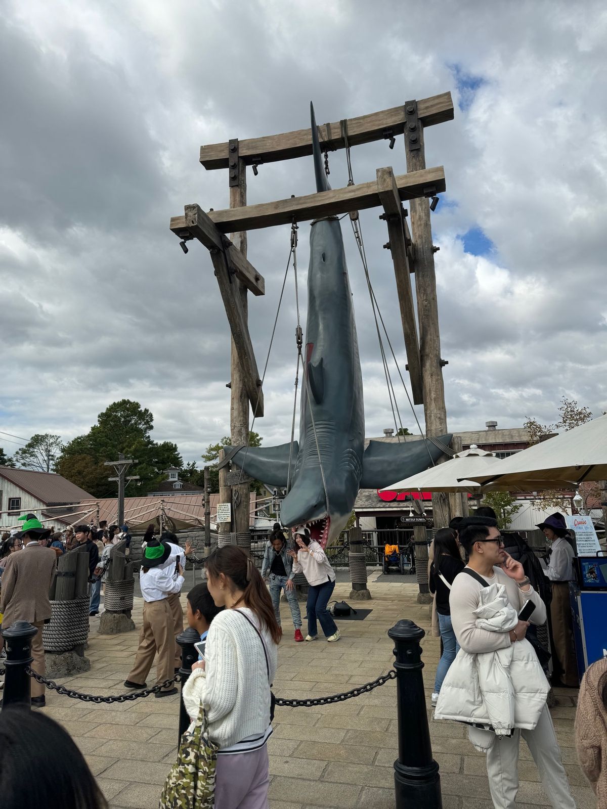 三つめのアトラクションはジョーズ

船に乗ってジョーズを倒す

そんな展開...