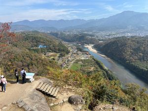 岐阜県の苗木城。
連休で結構人が多かったです。
眺めも素晴らしいです。