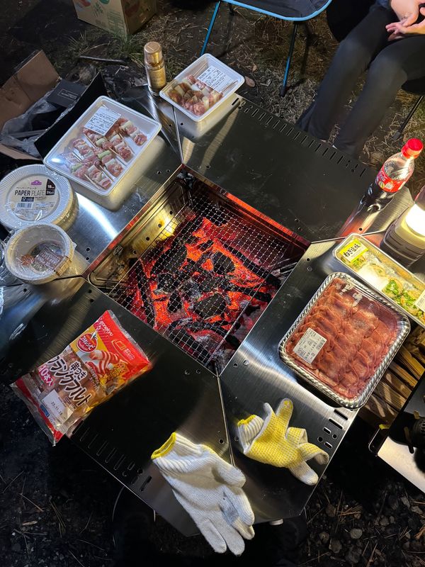 日本・山梨県「マウントフジキャンプリゾートリベンジ」の写真：男4人なので夜食は適当に

息の途中にあ...