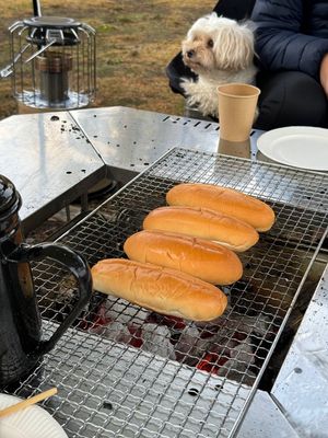 朝ごはんはホットドッグ。昨夜のソーセージを挟んで調味料なしだったけど美味い...