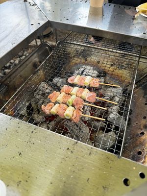 朝ごはんはホットドッグ。昨夜のソーセージを挟んで調味料なしだったけど美味い...