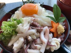 ケーブルカー前のお店『よし乃や』さんで、地イカの姿ステーキと地イカの贅沢丼...