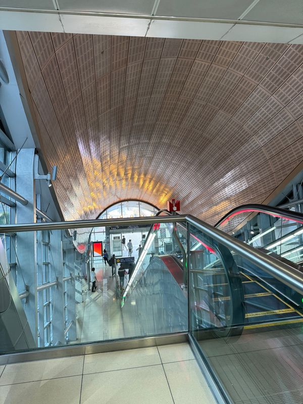 アラブ首長国連邦・ドバイモール「念願の国と初ドバイトランジット」の写真：面白い形の建物が多い。
みていてとても面...