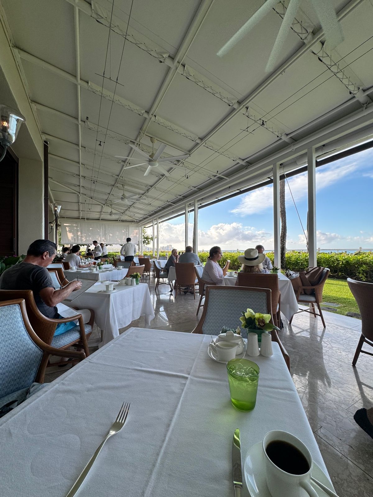 ハレクラニの朝食は『ハウス ウィズアウト ア キー（ブッフェ）』と『オーキ...