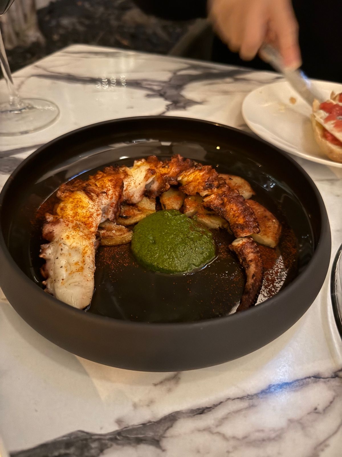 夜は昨夜と同じハワイの友達とスペイン料理「エルシエロ」へ。生ハムとパエリア...