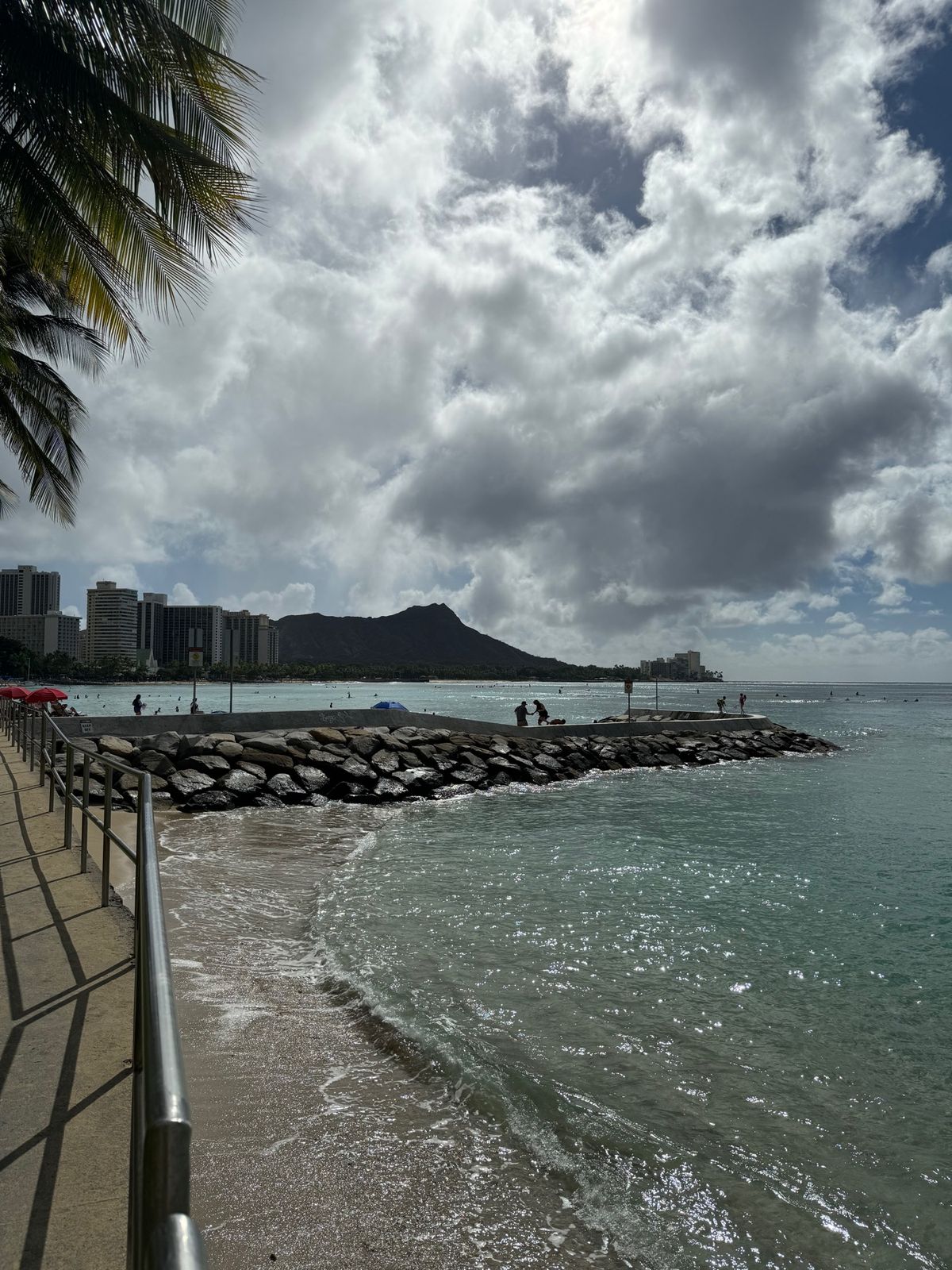 ワイキキをウロウロし写真を撮りながらモンサラット方面へ
だいぶ日本人戻って...