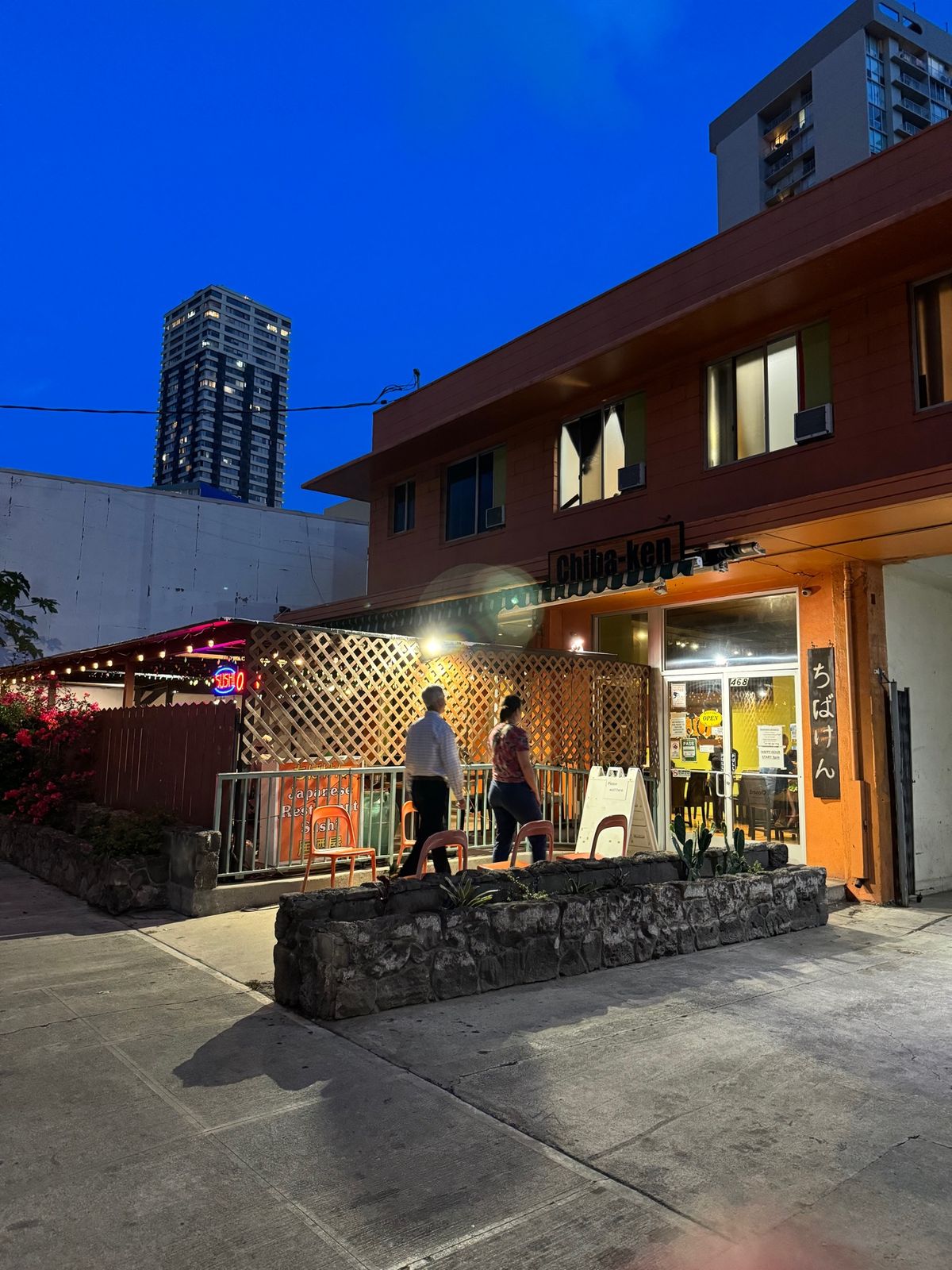 夜はハワイ在住の友達と「ちばけん」へ。「ちばけん」はいわゆる日本の居酒屋。...