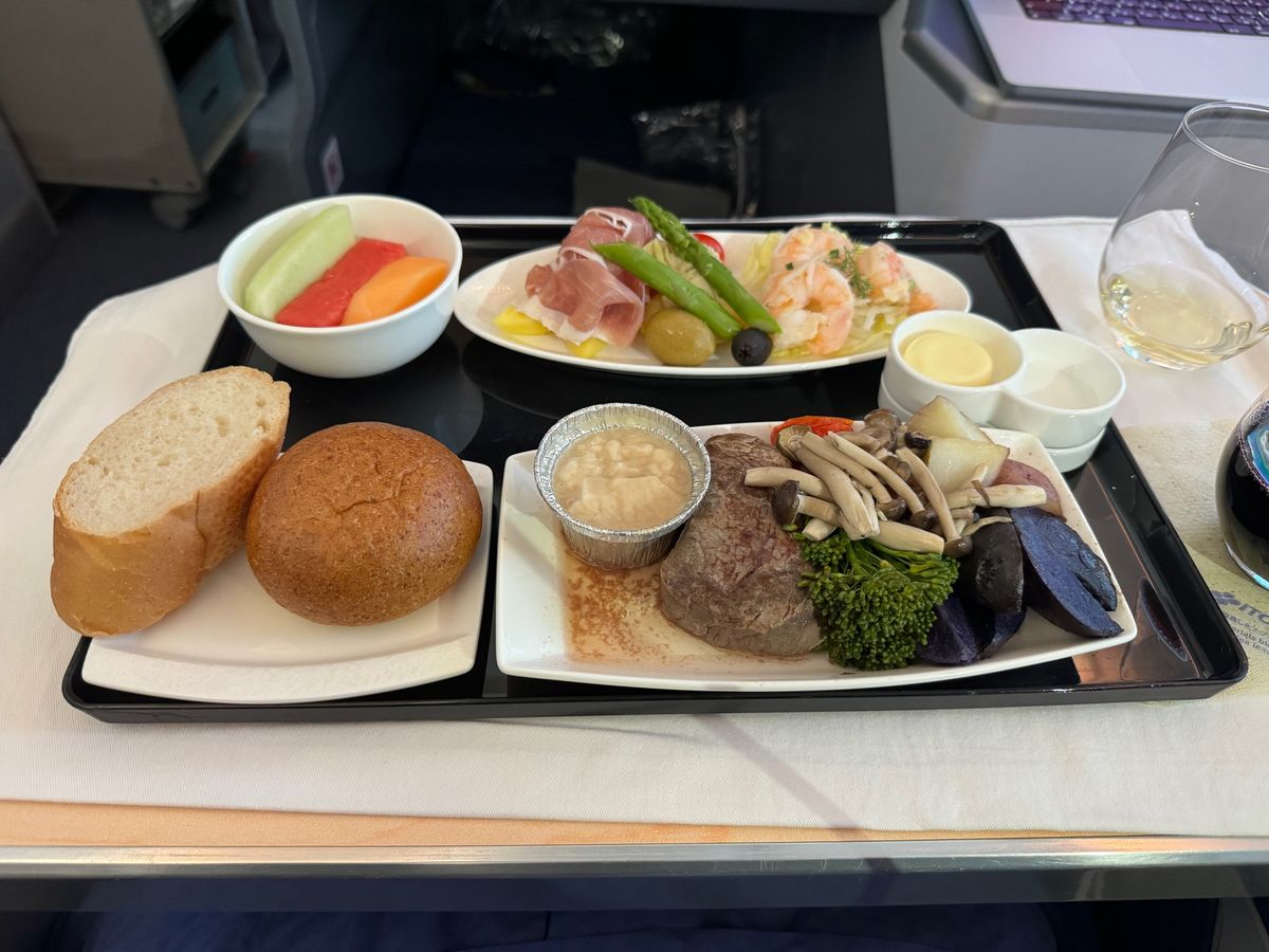 帰りは洋食で。ボジョレーがありました。