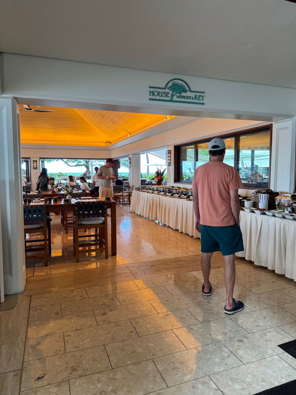 ハレクラニの朝食。プールサイドにあるブッフェスタイルの方。ブッフェは至って...