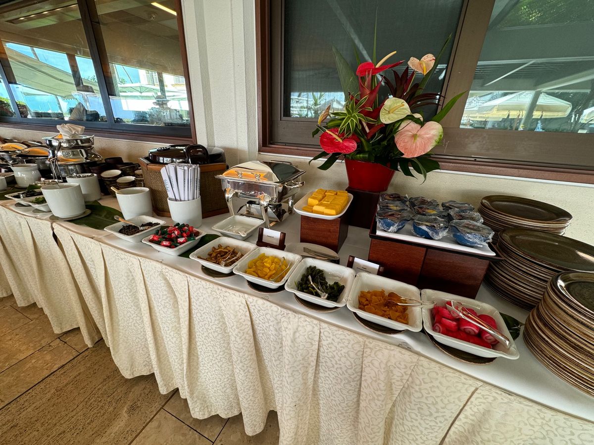 ハレクラニの朝食。プールサイドにあるブッフェスタイルの方。ブッフェは至って...