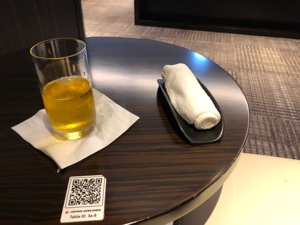 今回は成田から
ラウンジで少憩
おしぼり持ってきてくれます
ちゃんとしたm...