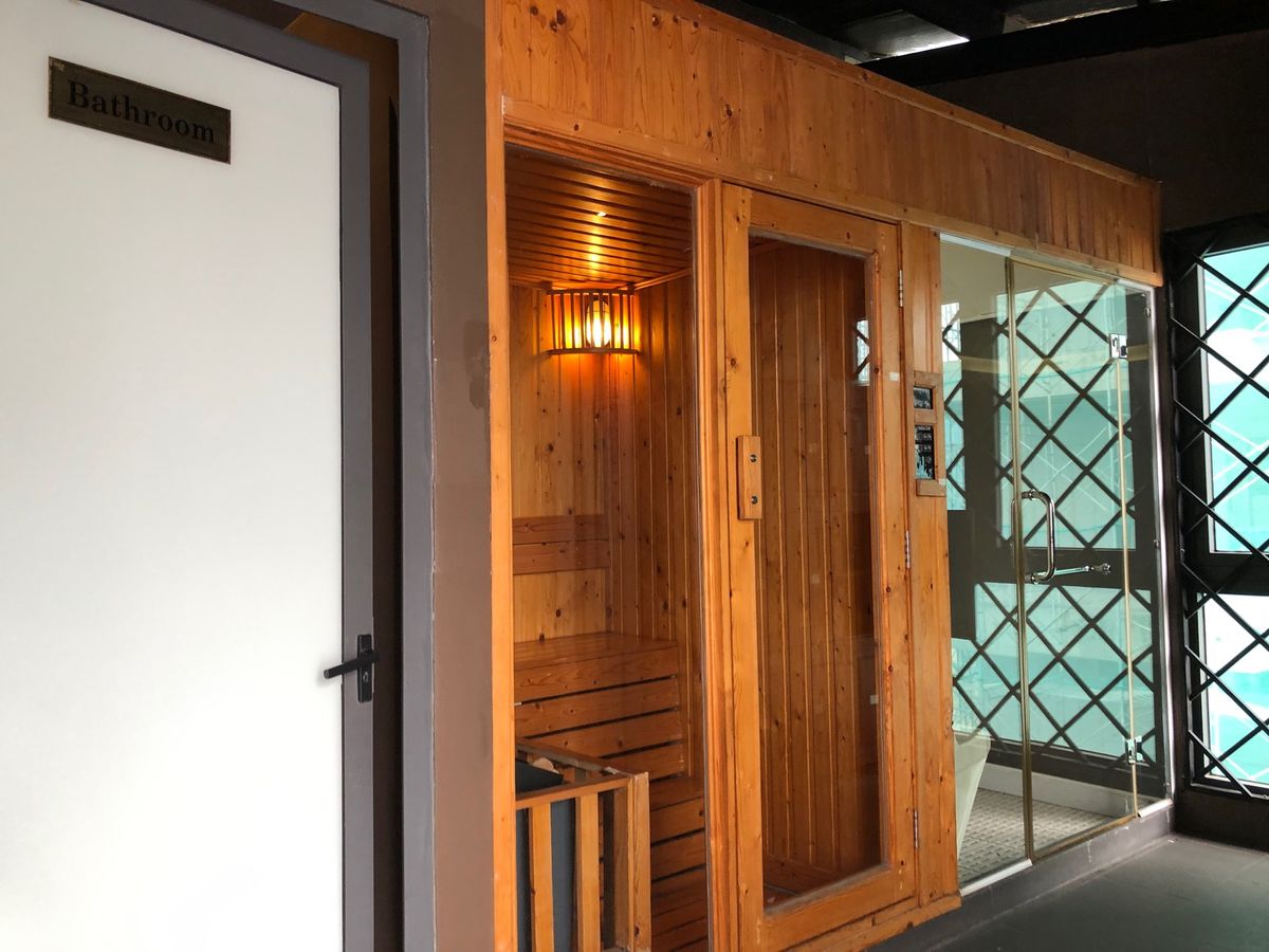 深夜に着いたので、翌朝、ホテル内を散策
ルーフトップにはバーとプール
サウ...