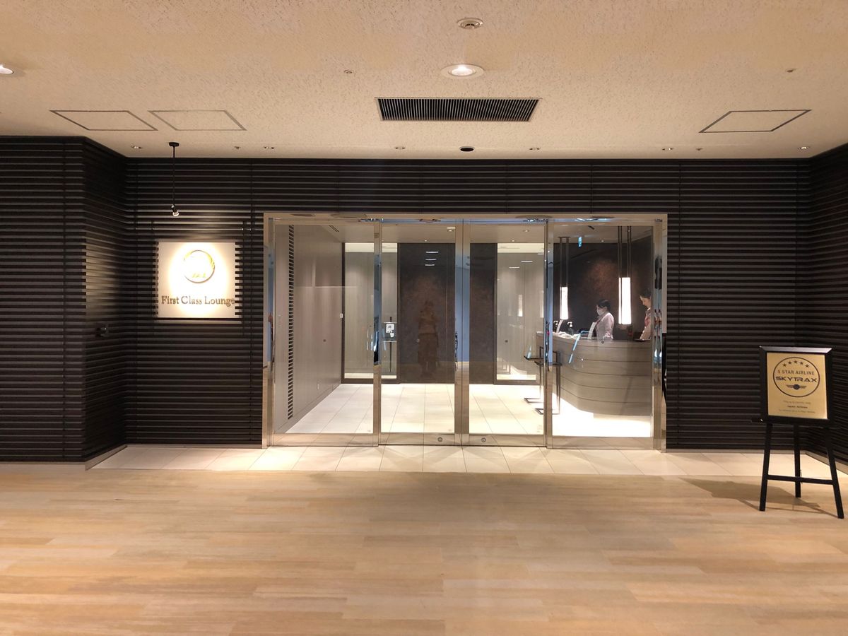 今回は成田から
ラウンジで少憩
おしぼり持ってきてくれます
ちゃんとしたm...