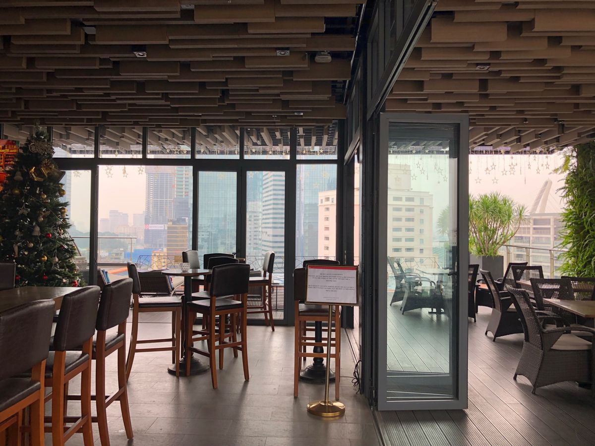 深夜に着いたので、翌朝、ホテル内を散策
ルーフトップにはバーとプール
サウ...