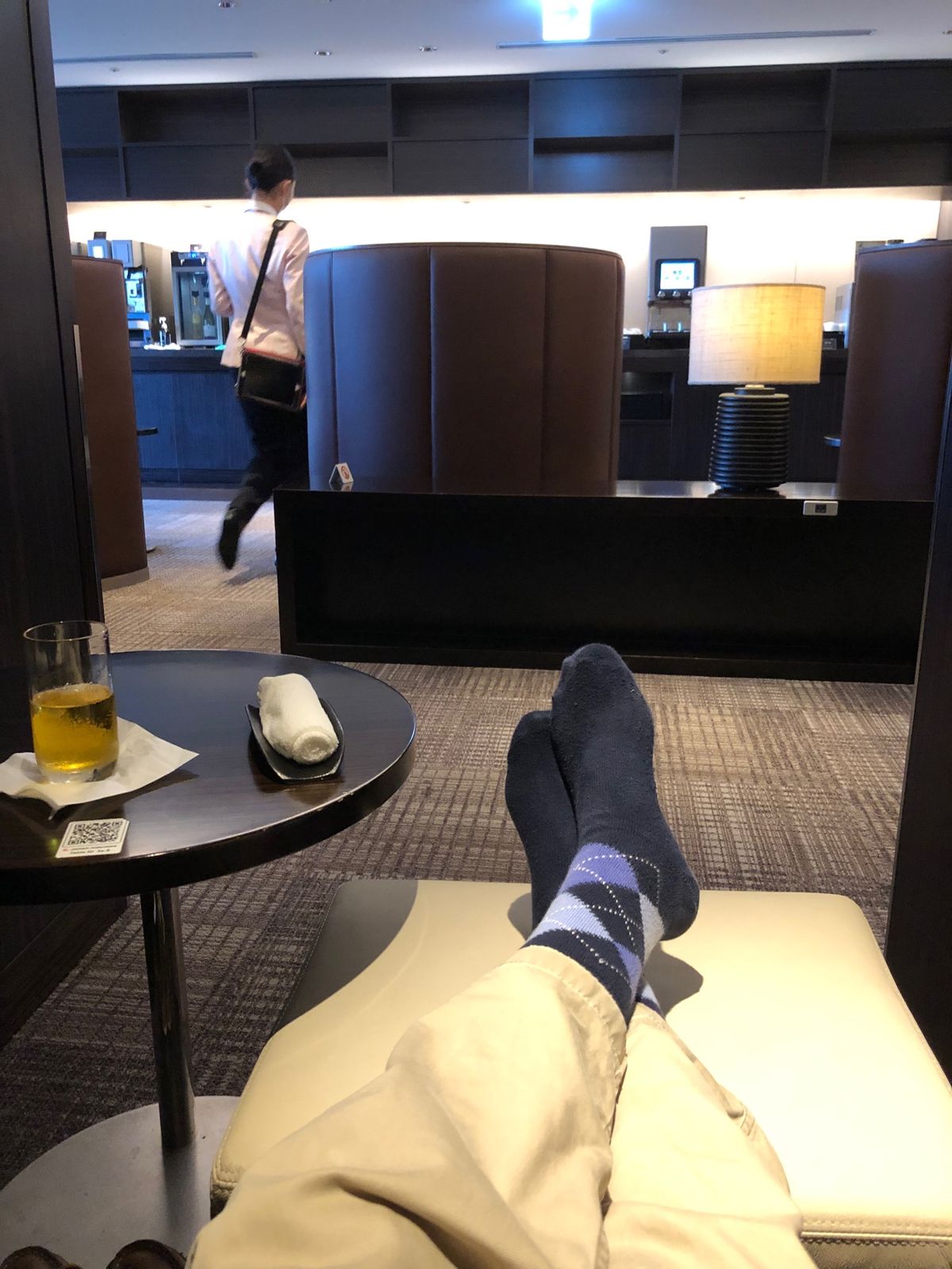 今回は成田から
ラウンジで少憩
おしぼり持ってきてくれます
ちゃんとしたm...