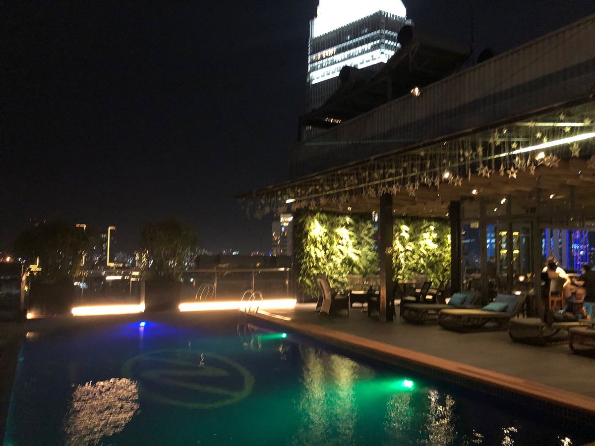 街歩きして疲れたので按摩をやったら、すっかり夜になりました
ホテルに戻り、...