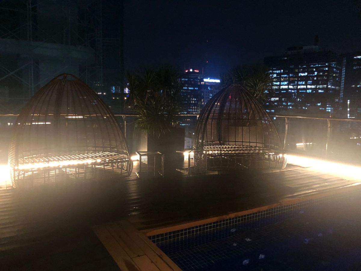 街歩きして疲れたので按摩をやったら、すっかり夜になりました
ホテルに戻り、...